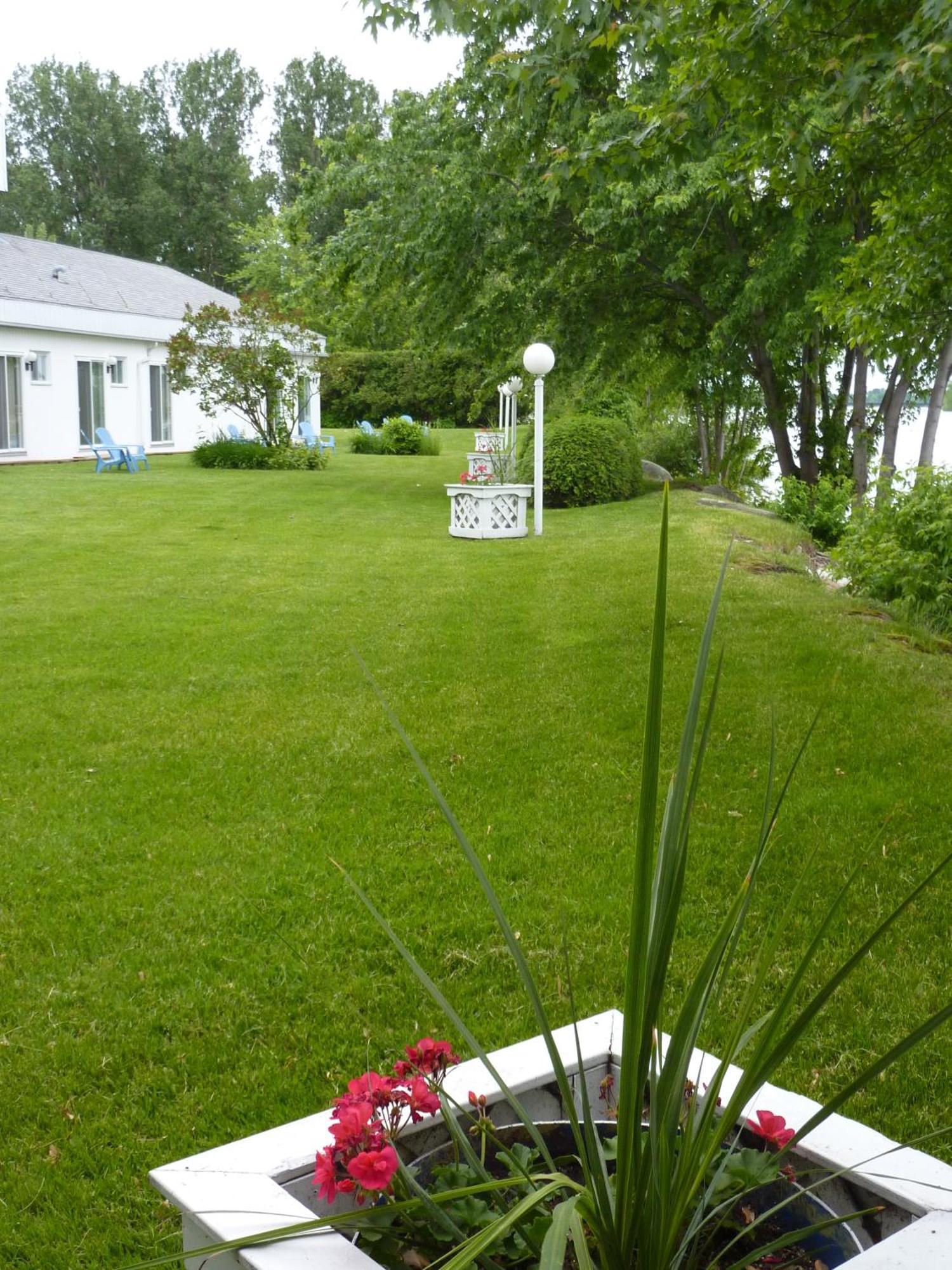 Motel Belle Riviere Saint-Jean-sur-Richelieu Dış mekan fotoğraf