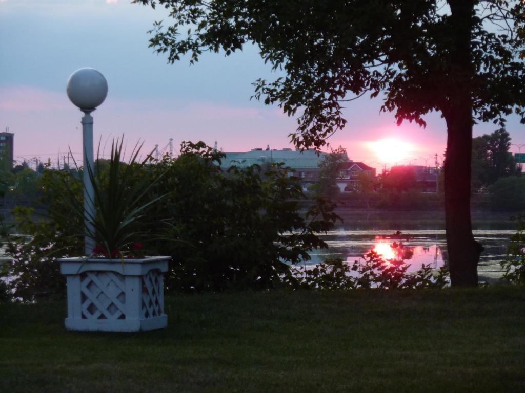 Motel Belle Riviere Saint-Jean-sur-Richelieu Dış mekan fotoğraf